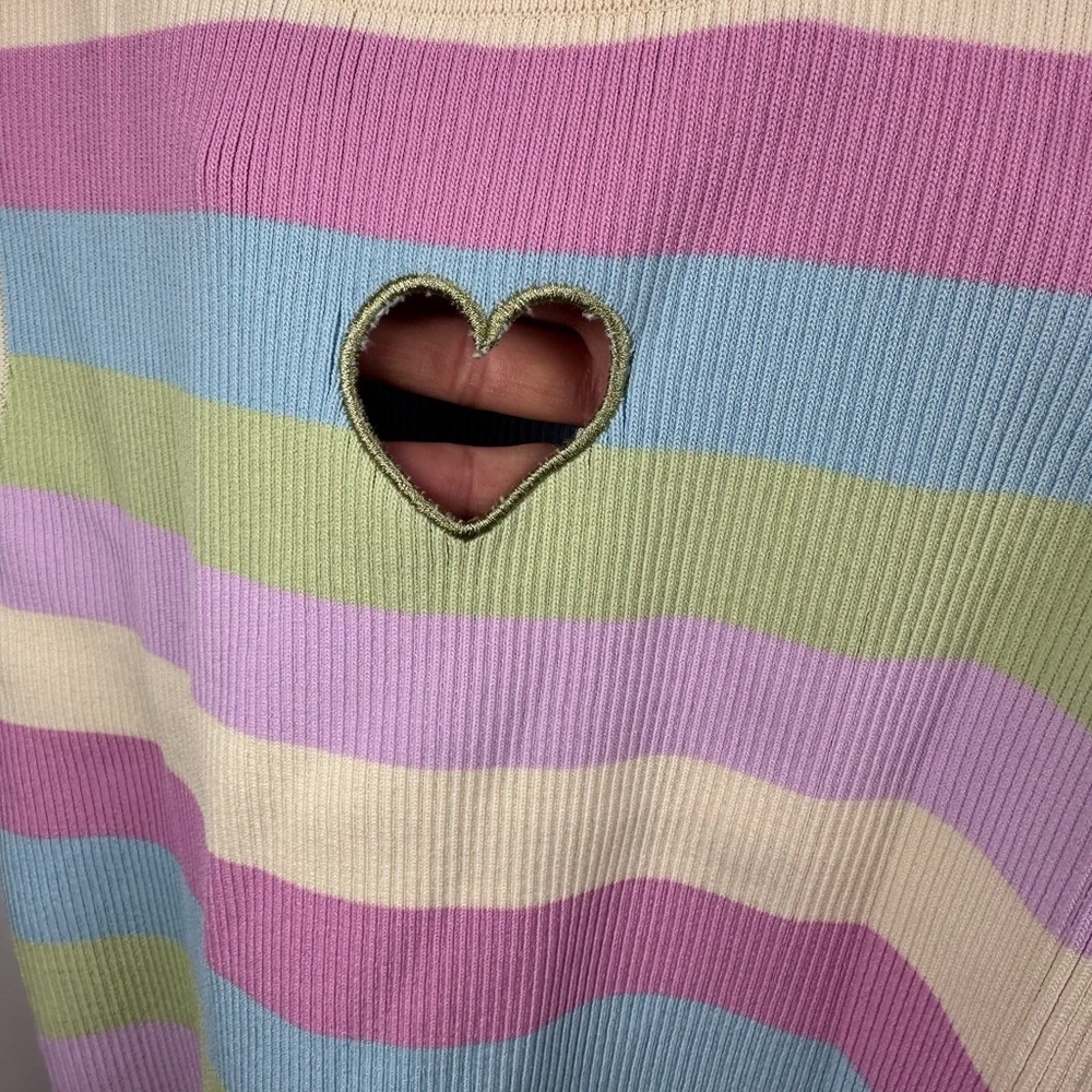 Striped Pastel Crop Top with Heart Cutout Size XL - Picture 4 of 7